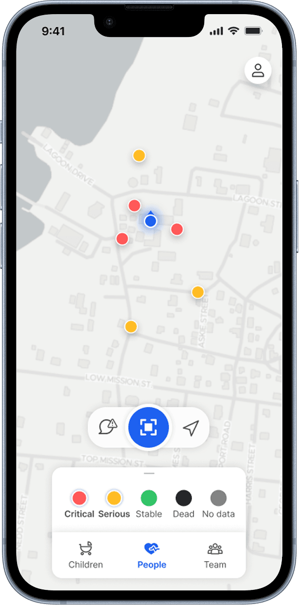 Rescuer app — map view with triage status legend.