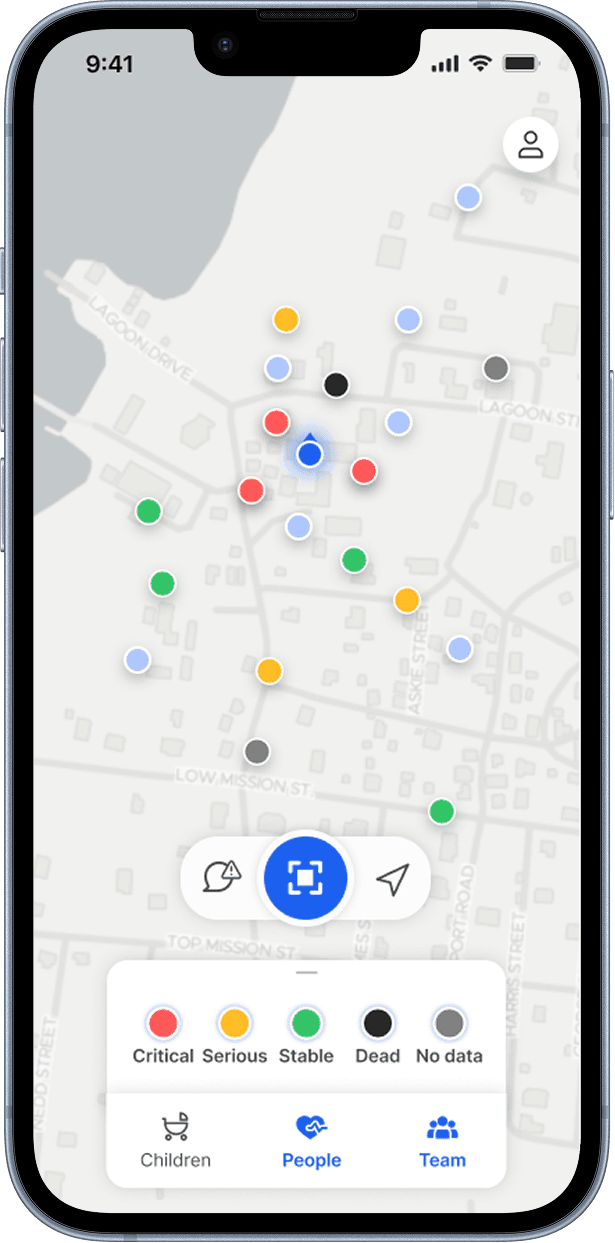 Rescuer app — full triage map view with operation overview.